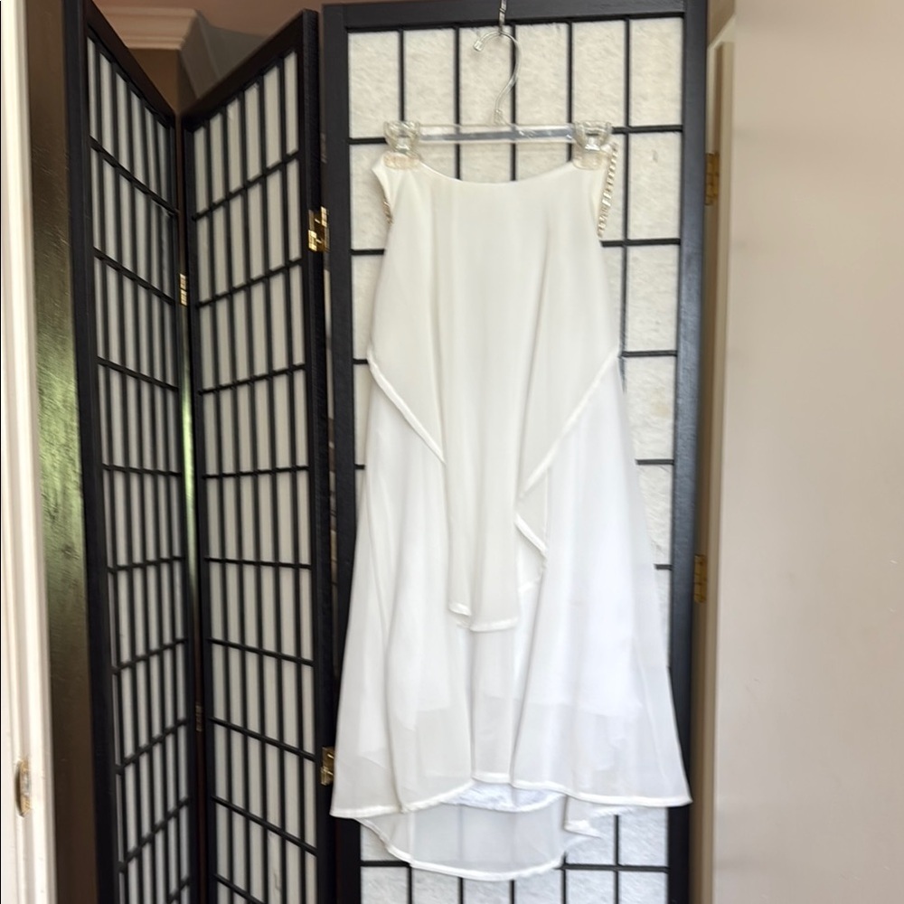 Elegant White Layered top that would work well with leggings